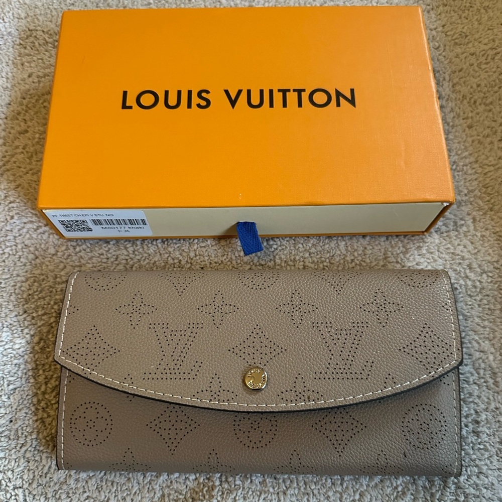 LOUIS VUITTON  Portefeuille Iris Mahina Wallet Long Monogram Leather Galle Beige